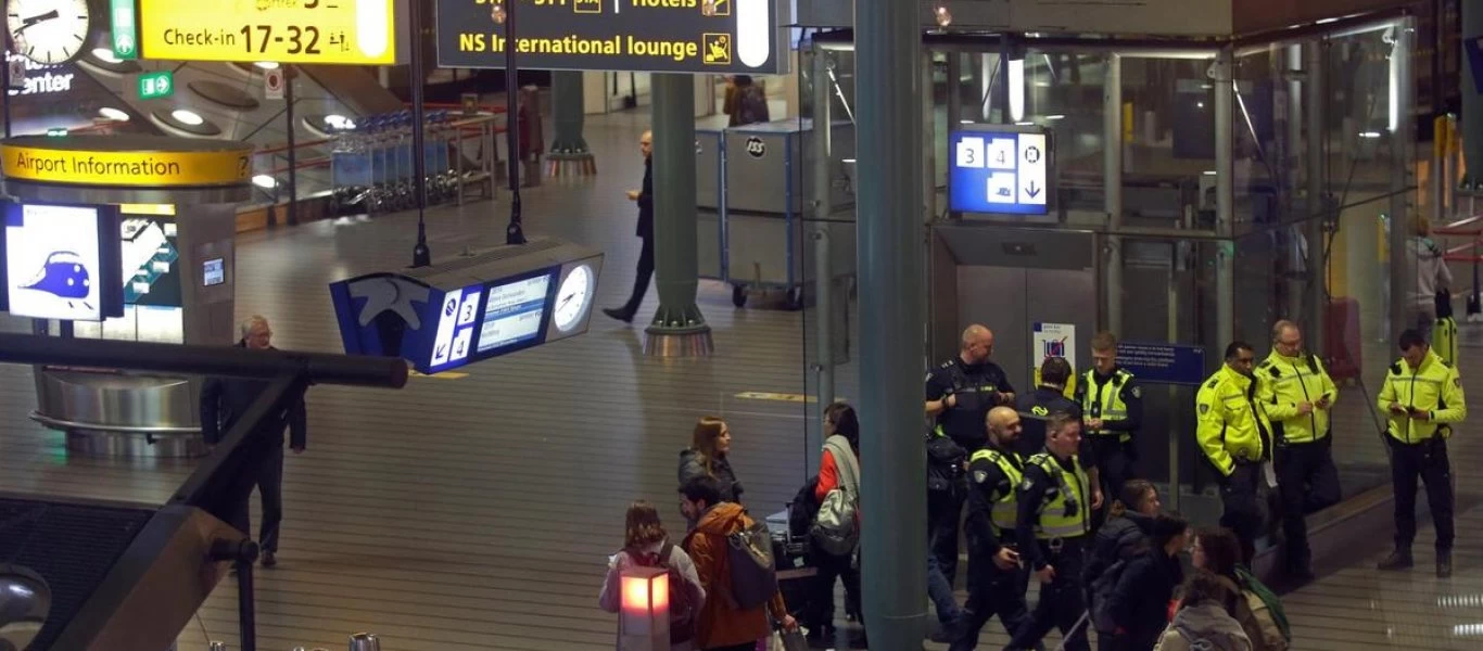 Ολλανδία: Χειροπέδες σε δύο άνδρες που μετέφεραν γεμάτο όπλο στο αεροδρόμιο του Σίπχολ